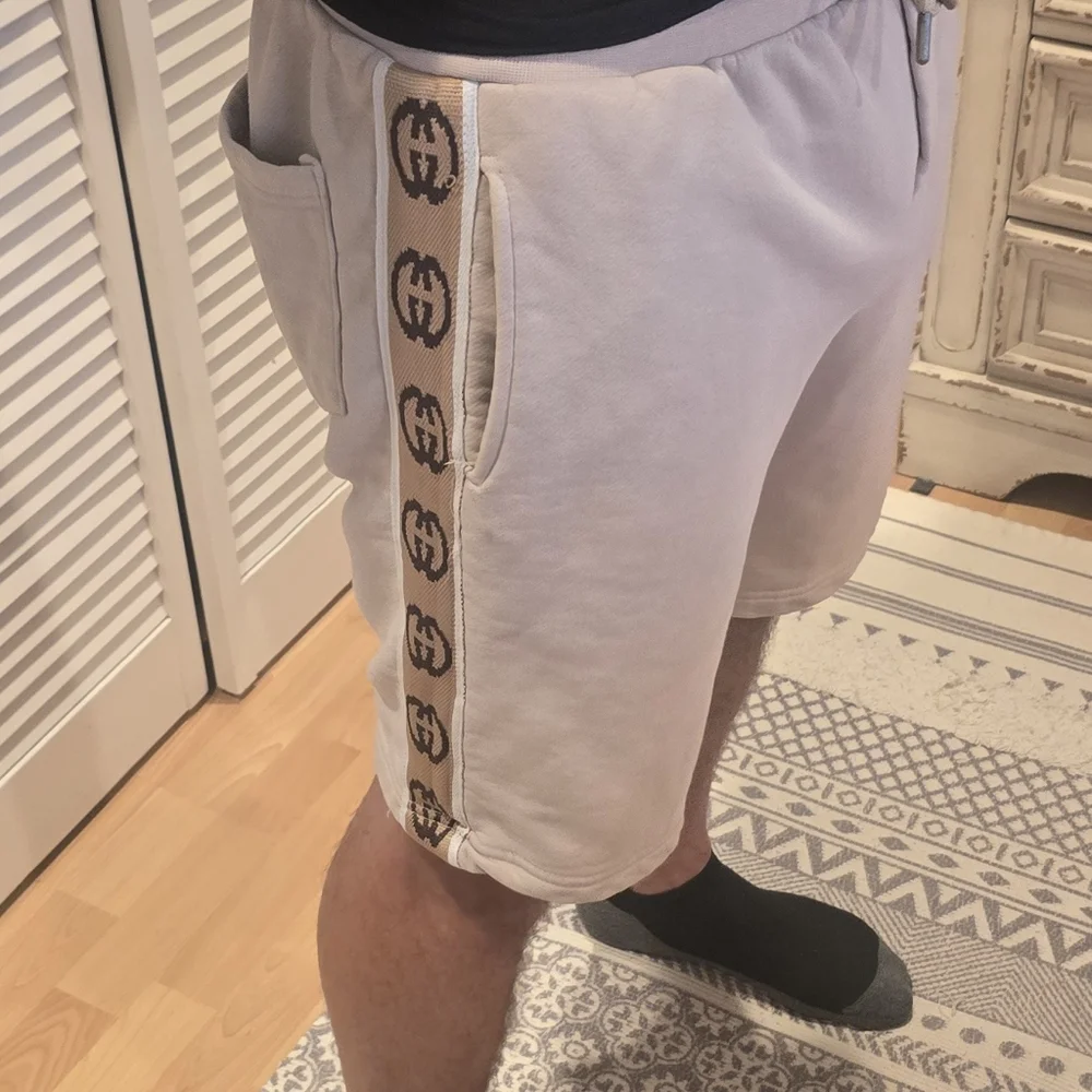 Gucci Side Double Globo Beige Shorts.